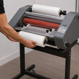 Instalando rollo para termolaminar en laminadora de rodillos